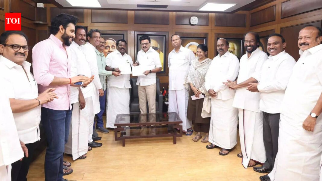 28 seats and one Rajya Sabha seat: Congress, DMK sign agreement for Tamil Nadu polls

