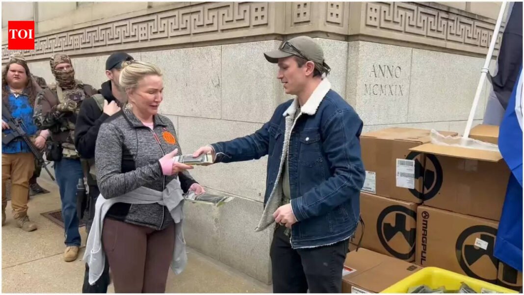 Pro-gun activists distribute free AR-15 magazines outside Virginia State Capitol ahead of ban — Video

