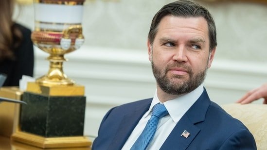 When Joe Rogan calls MAGA voters “stupid” and “idiots,” JD Vance reacts: “I think we have a lot of…”