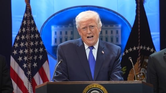 White House area cordoned off after shocking crash, Secret Service arrests driver