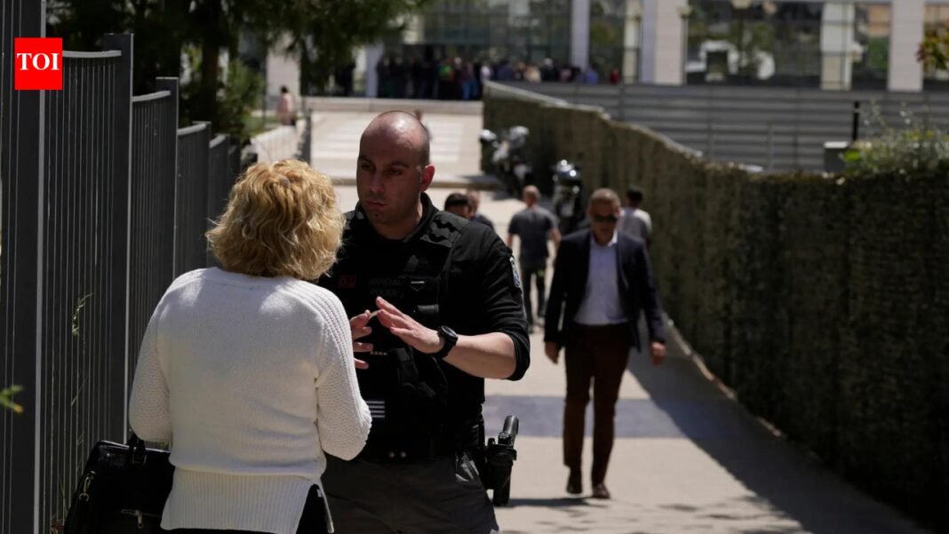 Greece: Shooting at social security office in Athens, 89-year-old man detained, 4 people injured in court

