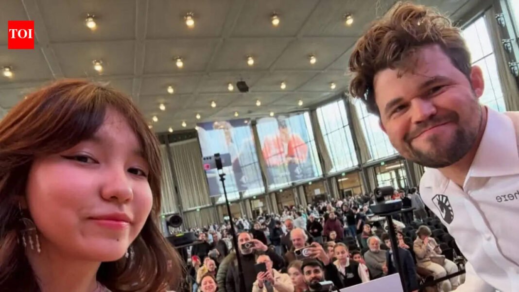 WATCH: Magnus Carlsen poses for selfie, then phone is confiscated

