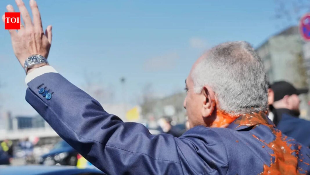 WATCH: 'Tomato juice' poured on Iran's exiled Crown Prince Reza Pahlavi in ​​Germany

