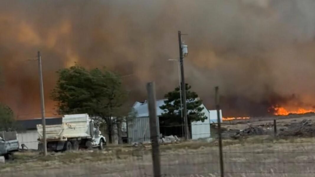 Idaho brush fire forces residents to evacuate, injures first responders