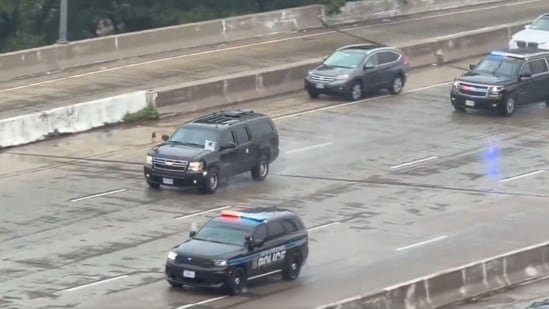 JD Vance’s motorcade rushes to White House as Trump holds high-stakes Iran meeting | WATCH