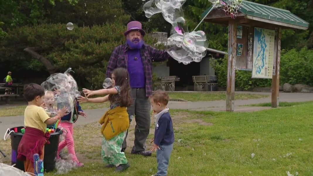 Seattle's 'bubble man' won't let thieves pop his happy bubble

