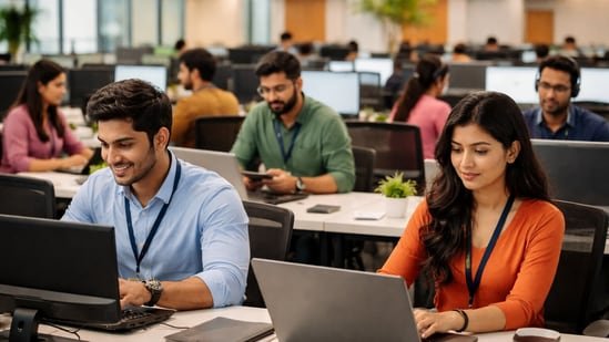 An Indian man holding an H-1B visa shares his “cruel” experience after being laid off, and his wife’s H4 was rejected: “I’m considering moving back”