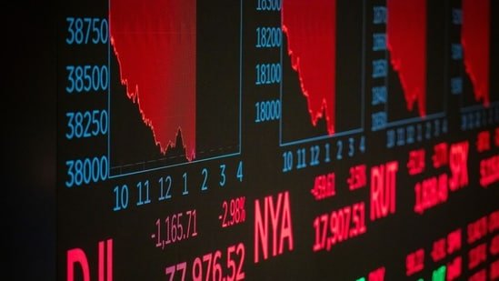U.S. stocks ended mixed: S&P 500 down, Nasdaq down 1.3%, Dow Jones up on industrial strength