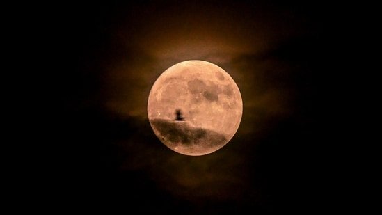 What causes the Strawberry Moon? What color does it appear and why? All you need to know